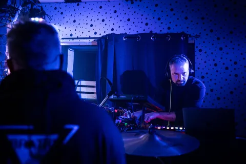 Bratři svým live setem s dalšími DJ's ovládli Falcon.?⚡️