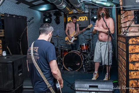 High On Wheels zapalují Falcon: Stoner rocková smršť v Klatovech