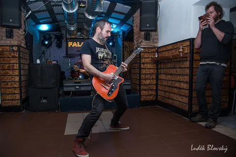 High On Wheels zapalují Falcon: Stoner rocková smršť v Klatovech