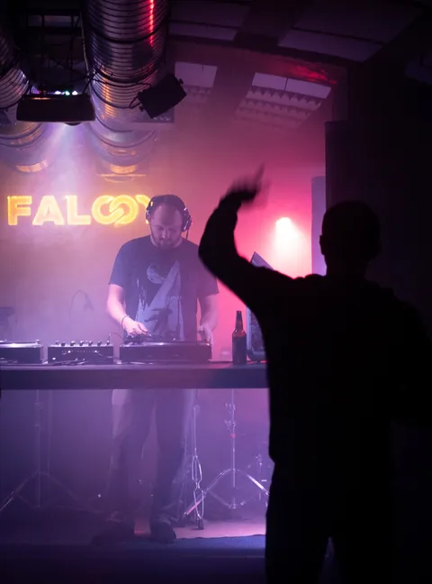 Bratři svým live setem s dalšími DJ's ovládli Falcon.?⚡️