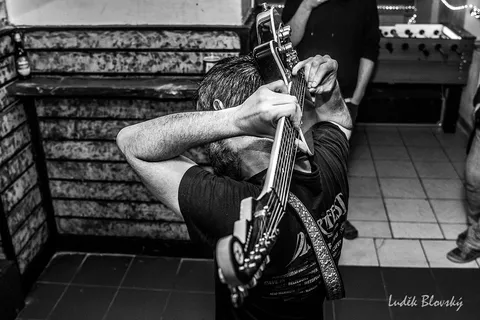 High On Wheels zapalují Falcon: Stoner rocková smršť v Klatovech