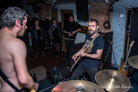 High On Wheels zapalují Falcon: Stoner rocková smršť v Klatovech