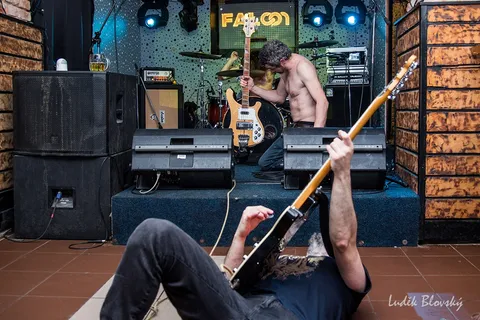 High On Wheels zapalují Falcon: Stoner rocková smršť v Klatovech
