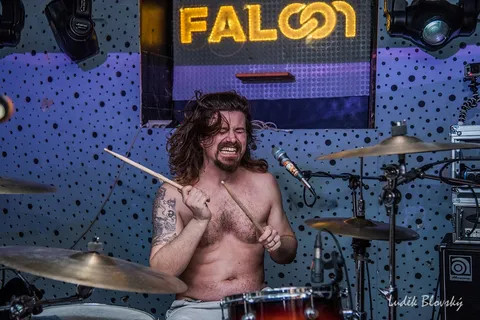 High On Wheels zapalují Falcon: Stoner rocková smršť v Klatovech