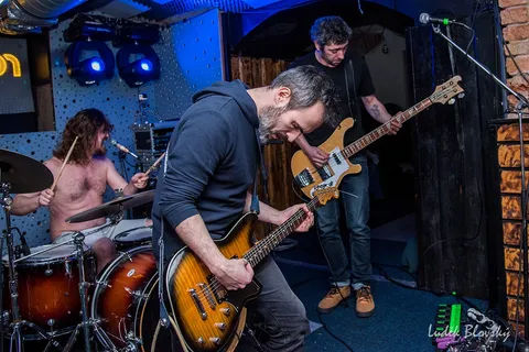 High On Wheels zapalují Falcon: Stoner rocková smršť v Klatovech
