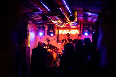 Jedinečný večer s instrumentální hudbou – The Sclerotic & host Lord Rock Klatovy