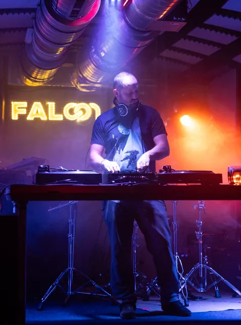 Bratři svým live setem s dalšími DJ's ovládli Falcon.?⚡️