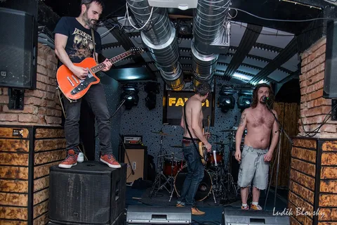 High On Wheels zapalují Falcon: Stoner rocková smršť v Klatovech