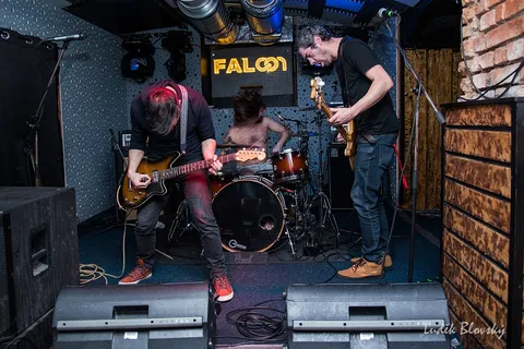 High On Wheels zapalují Falcon: Stoner rocková smršť v Klatovech