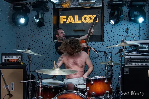 High On Wheels zapalují Falcon: Stoner rocková smršť v Klatovech