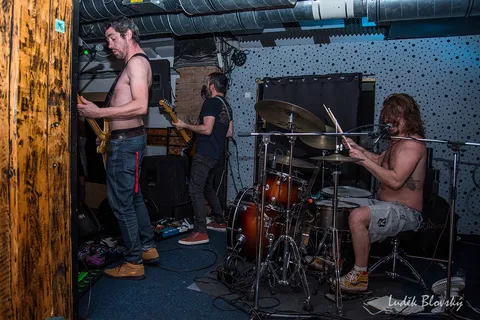 High On Wheels zapalují Falcon: Stoner rocková smršť v Klatovech